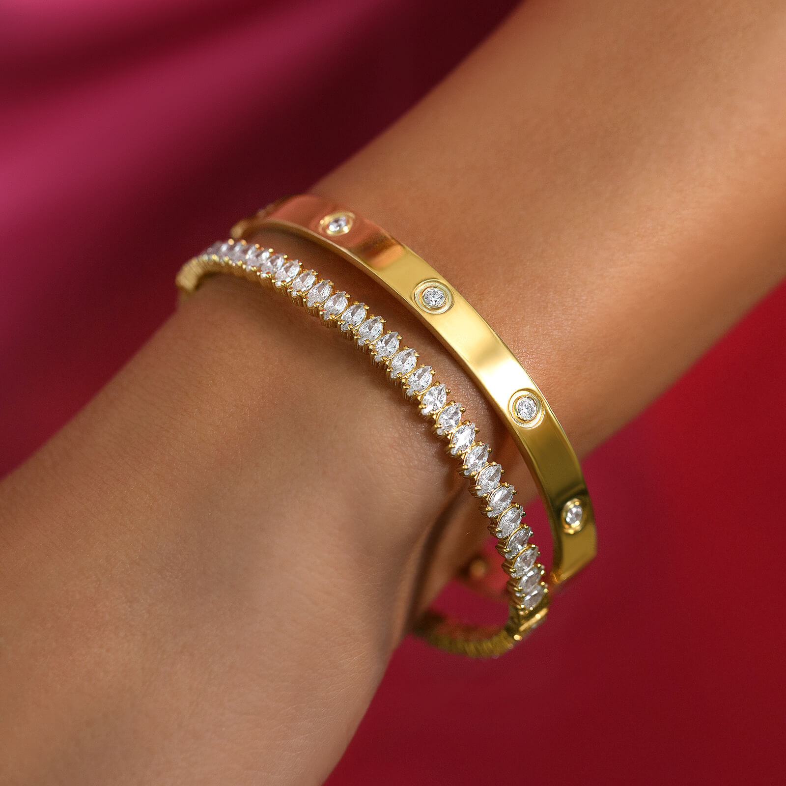 Bracciale rigido vintage con apertura a scatto e diamanti verdi placcati in oro 14k - Italia