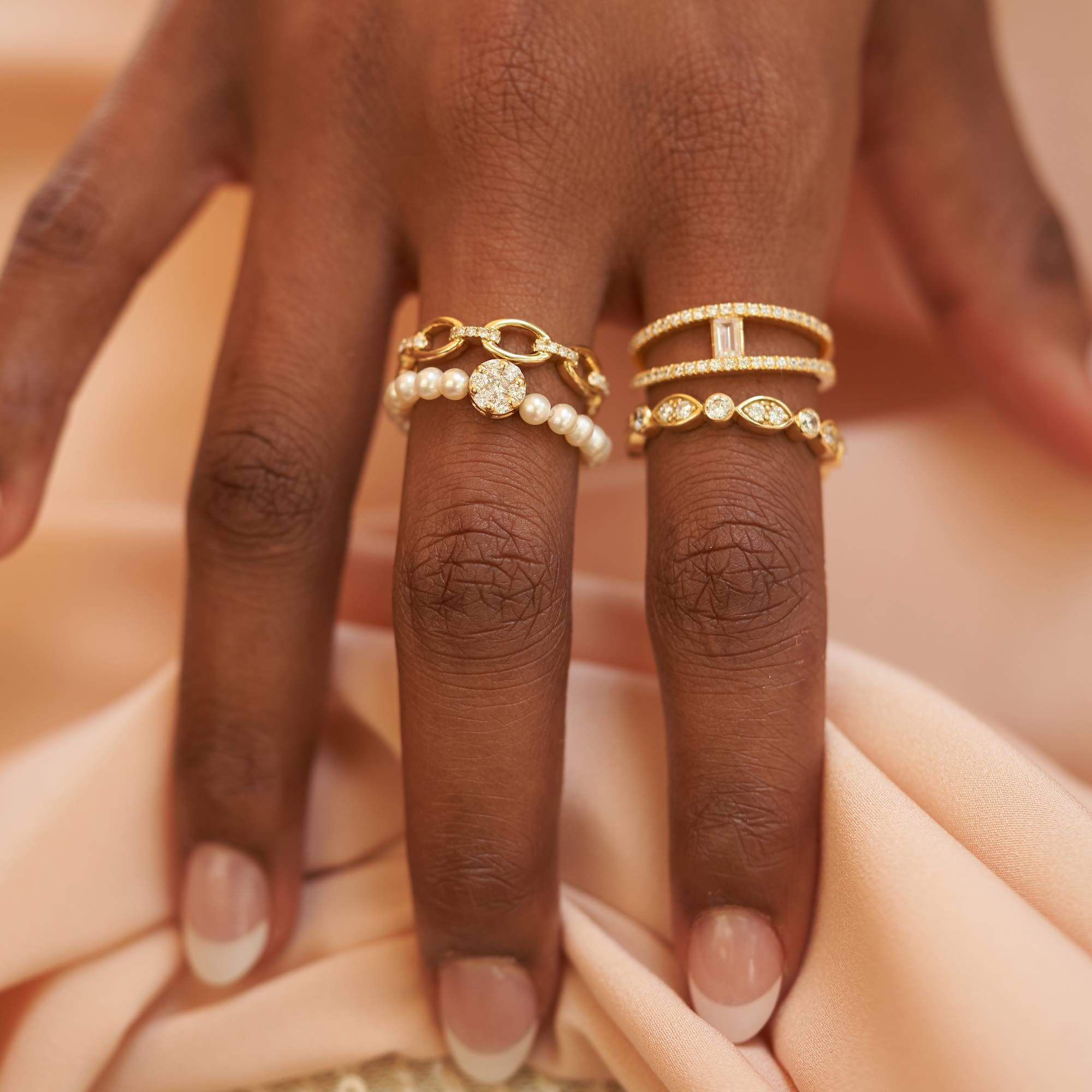 Anello con fiore di perle e diamanti Anello con fiore a grappolo