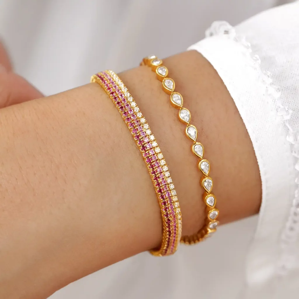 3. Stratificare il bracciale - 11 consigli essenziali per abbinare eleganti bracciali tennis in oro e diamanti - Aquae Jewels - Gioielli di lusso in oro 18k e diamanti | Dubai