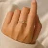 RING MIT AZURBLAUEN DIAMANTPERLEN